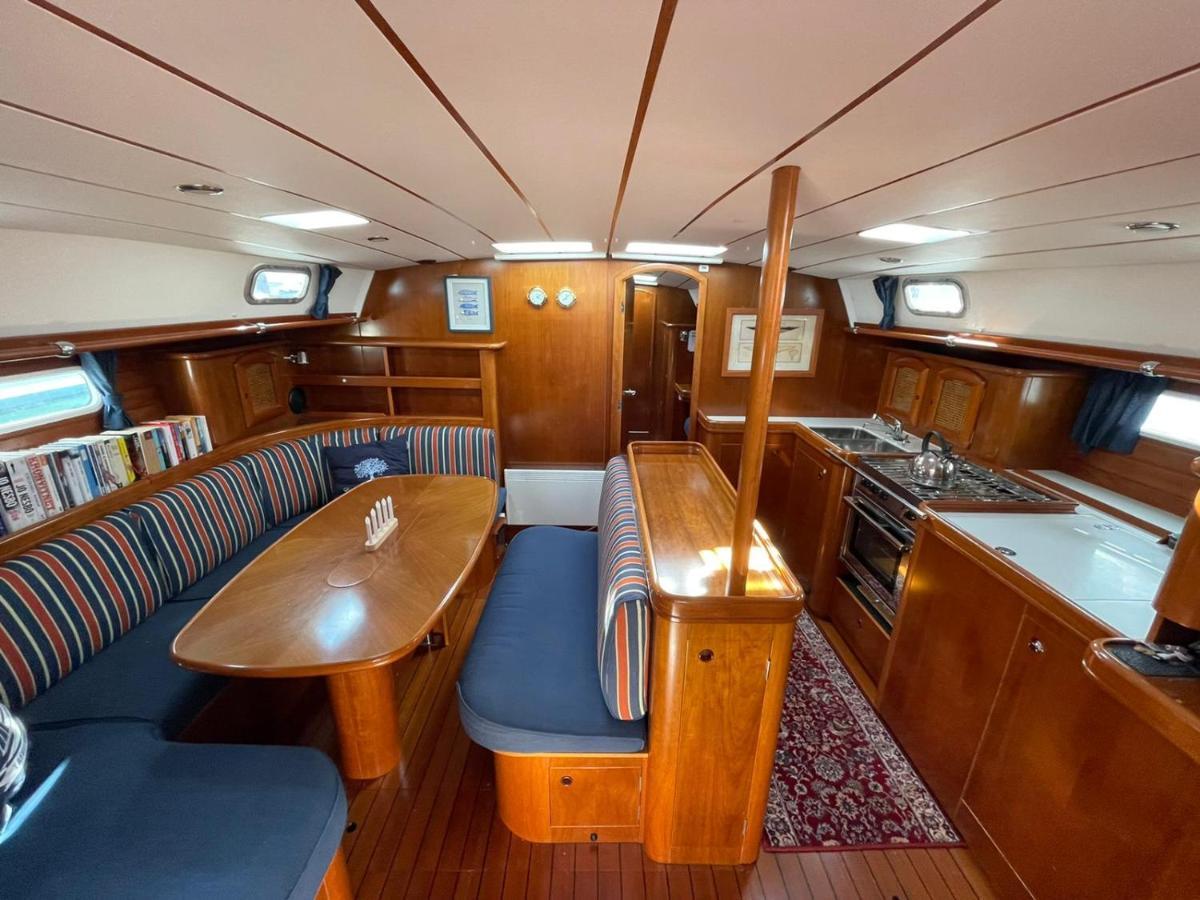 فندق برشلونةفي  Beautiful And Comfortable Sailboat With Secure Parking Available المظهر الخارجي الصورة